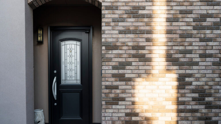 Rénovation de porte d’entrée : comment moderniser et sécuriser votre entrée facilement ?