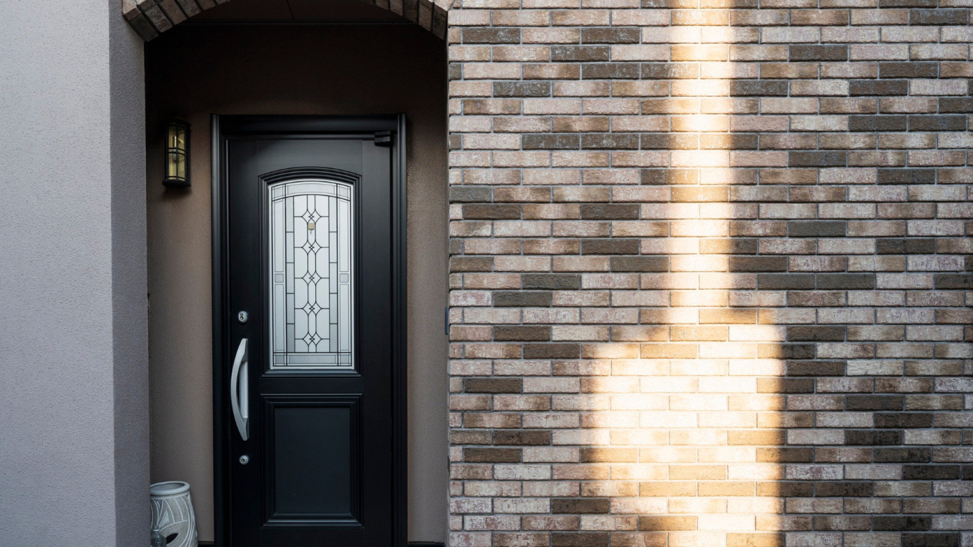 Rénovation de porte d’entrée : comment moderniser et sécuriser votre entrée facilement ?